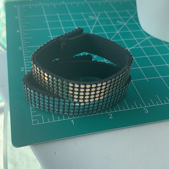 Pair of gold and silver mesh Velcro bracelets, fun accessory - Picture 5 of 5